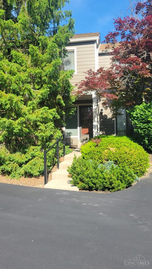 9860 Timbers Dr, Blue Ash, OH, 45242-5534 | Card Image