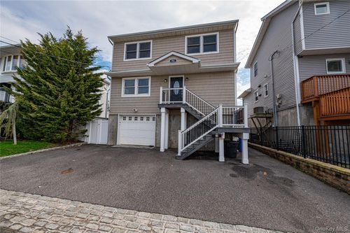 912 Pacific St, Lindenhurst, NY, 11757-6230 | Card Image