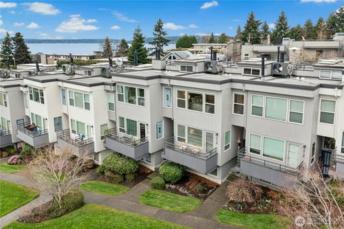 10128 Ne 63rd St, Kirkland, WA, 98033-6820 | Card Image