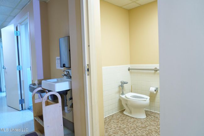 Bathroom 5 | Image 21