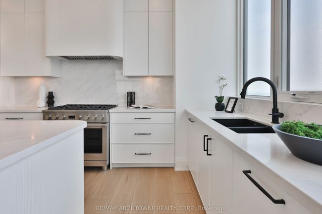 2201 - 2007 James St, Condo with 3 bedrooms, 2 bathrooms and null parking in Burlington ON | Image 9