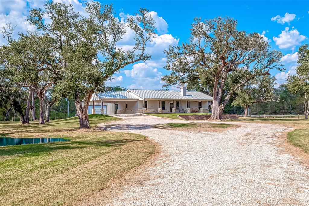 Pecan Dr, Damon, TX 77430