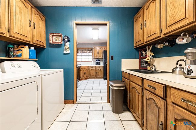 911 S Peck St, House other with 3 bedrooms, 2 bathrooms and null parking in Shiner TX | Image 10