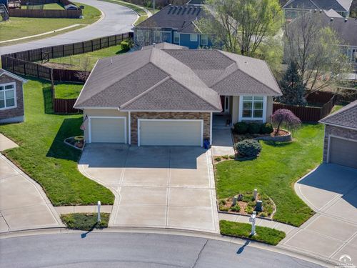 16657 Sandstone Cir, Basehor, KS, 66007-7110 | Card Image