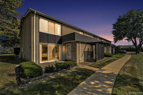 8691 Kennedy Cir, Warren, MI, 48093-2253 | Card Image