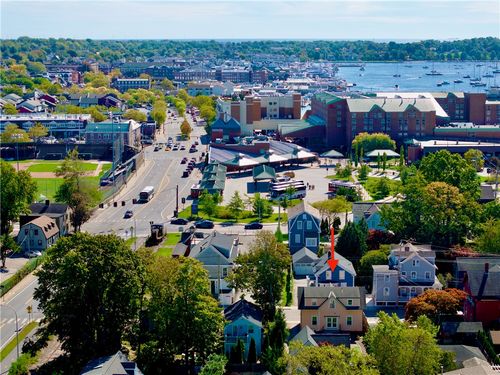 21 Elm St, Newport, RI, 02840-2404 | Card Image