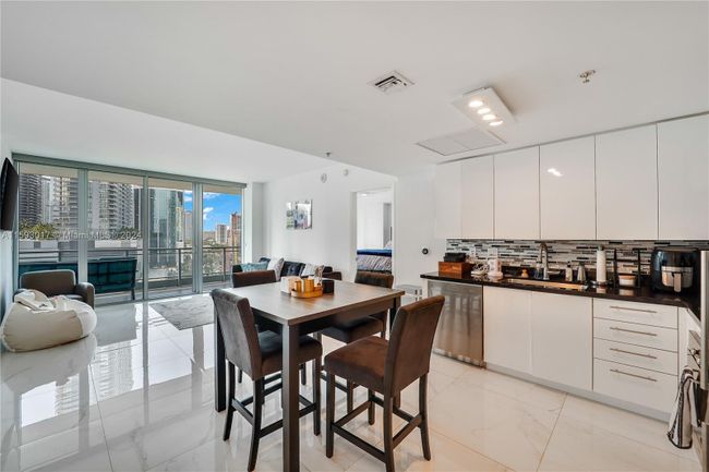 1203 - 92 Sw 3rd St, Condo with 3 bedrooms, 2 bathrooms and null parking in Miami FL | Image 2