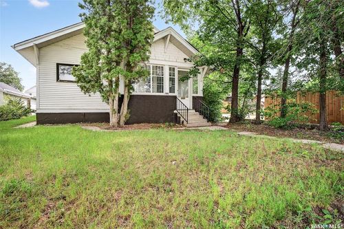 1227 1st Ave Nw, Moose Jaw, SK, S6H3N5 | Card Image