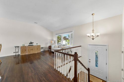14 Skywood Ct, Yonkers, NY, 10710-1110 | Card Image