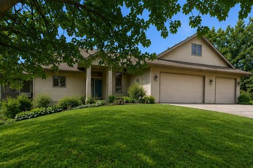 2792 Holly Ct Nw, Swisher, IA, 52338-9425 | Card Image
