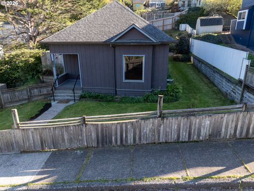 861 Fir Ave, CoosBay, OR, 97420 | Card Image