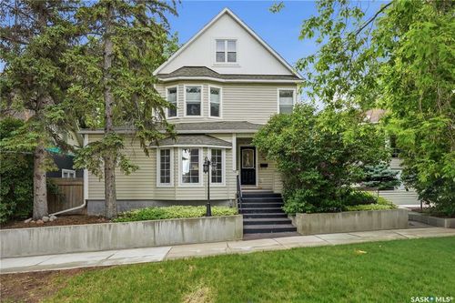 1054 Clifton Avenue, Moose Jaw, SK, S6H3L2 | Card Image