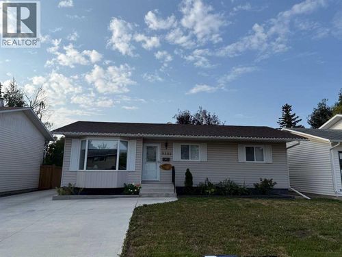 9505 81 Ave, Grande Prairie, AB, T8V5R1 | Card Image