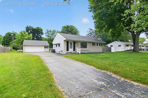 2730 Hillcrest St, Jackson, MI, 49203-5518 | Card Image