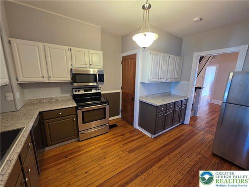 45 Evergreen St, Nazareth, PA, 18064-2811 | Card Image