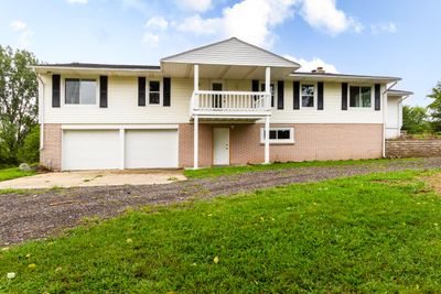 LARGE WALKOUT WITH NEW CONSTRUCTION INTERIOR ! | Image 1