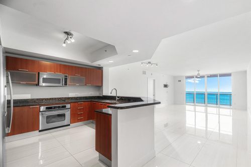 unit-1005-2650 Lake Shore Dr, Riviera Beach, FL, 33404-4608 | Card Image