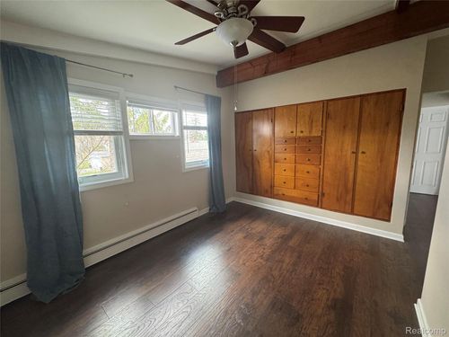 10470 King Rd, Springfld Twp, MI, 48350-1910 | Card Image