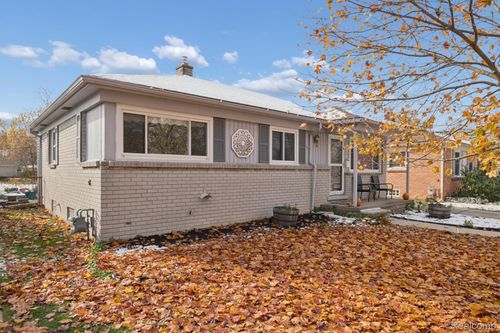 25015 Meadows Ave, Flat Rock, MI, 48134-1368 | Card Image