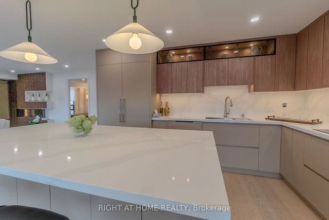 608 - 447 Walmer Rd, Condo with 3 bedrooms, 4 bathrooms and 2 parking in York ON | Image 10
