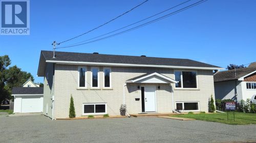 72 Brent St, Home with 4 bedrooms, 2 bathrooms and null parking in Thunder Bay ON | Card Image