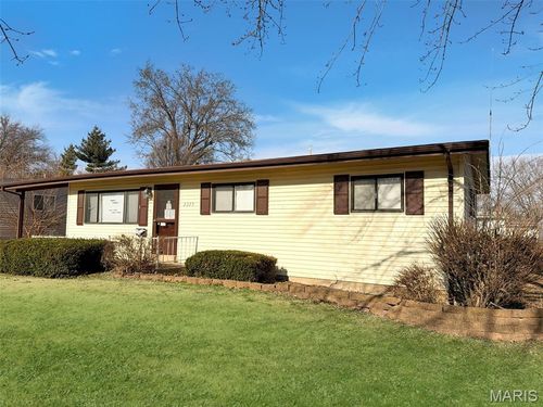 2325 Pheasant Dr, Florissant, MO, 63031-3654 | Card Image