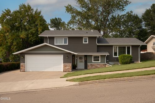 703 8th Ave Ne, Mandan, ND, 58554-3440 | Card Image