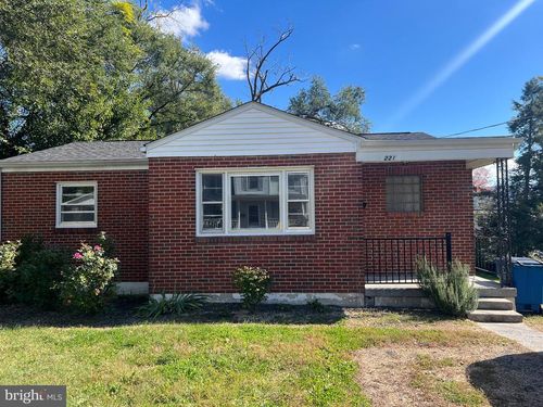221 S Commerce Street, Woodstock, VA, 22664 | Card Image