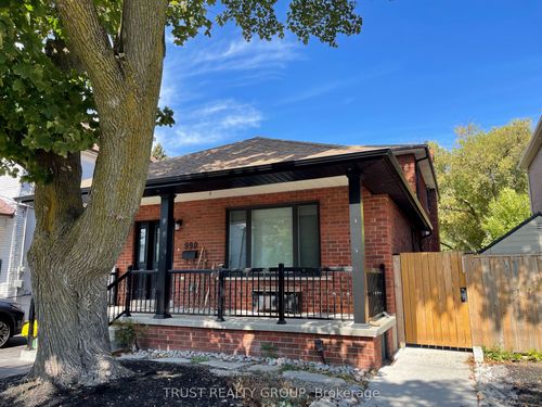 lower-990 Cosburn Ave, East York, ON, M4C2X1 | Card Image