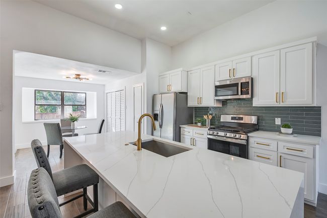 5607 Emrose Cir, House other with 3 bedrooms, 2 bathrooms and null parking in Dallas TX | Image 9