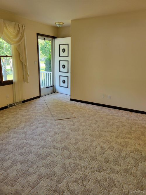 748 S Miller Rd, Saginaw, MI, 48609-5110 | Card Image