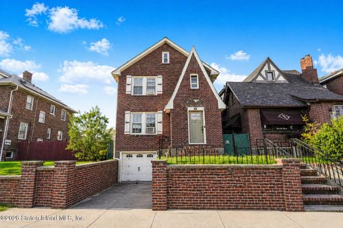 39 Brabant St, Staten Island, NY, 10303-2201 | Card Image