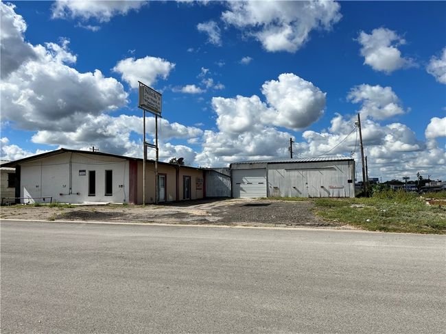 109 S Sun Ave, Home with 0 bedrooms, 0 bathrooms and null parking in Freer TX | Image 4