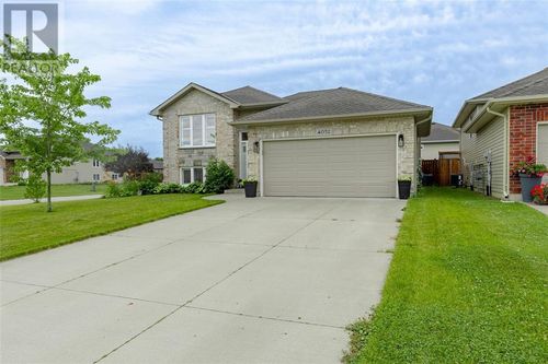4052 Applewood Dr, Petrolia, ON, N0N1R0 | Card Image