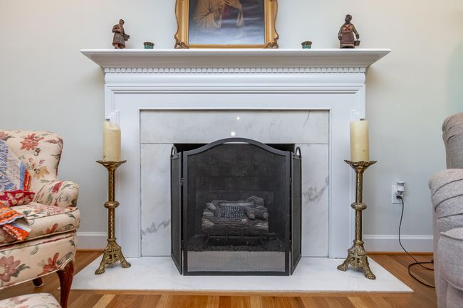 Gas logs fireplace in Living Room | Image 8
