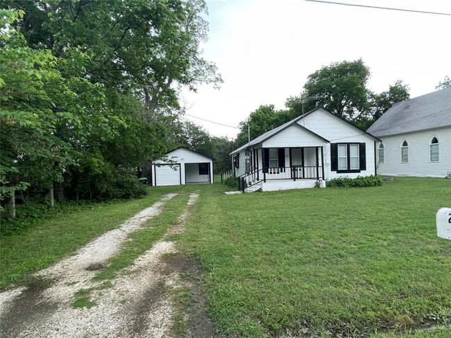 View of front facade with driveway, a garage | Image 15