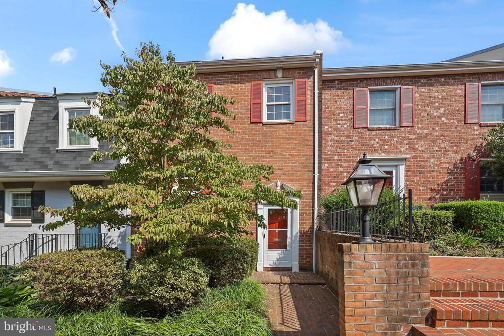 University Dr, Fairfax, VA 22030