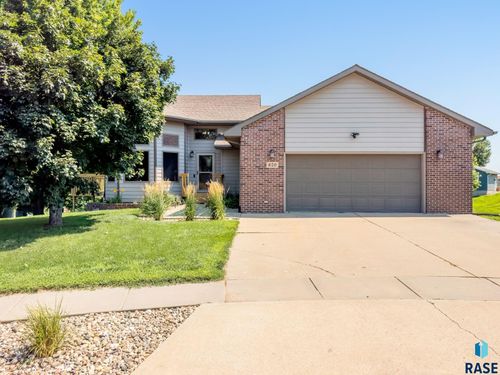 820 E Heatherwood Cir, Brandon, SD, 57005-1094 | Card Image
