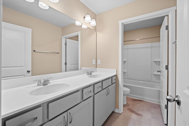 5506 145 Th St, Home with 5 bedrooms, 4 bathrooms and null parking in Urbandale IA | Image 13
