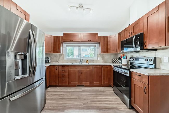 207 Deerview Way Se, Townhouse with 3 bedrooms, 2 bathrooms and 1 parking in Calgary AB | Image 4
