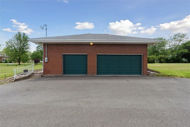 huge 3 car garage | Image 31