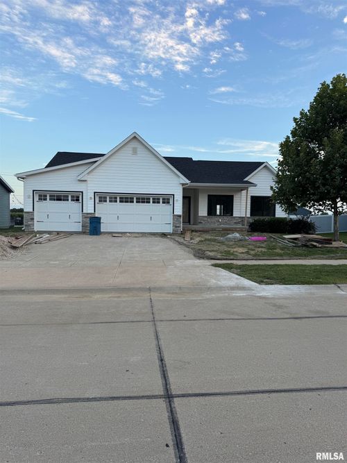 721 St Andrews Cir, Eldridge, IA, 52748-2301 | Card Image