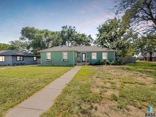 522 E 1st St, Parker, SD, 57053-2152 | Card Image