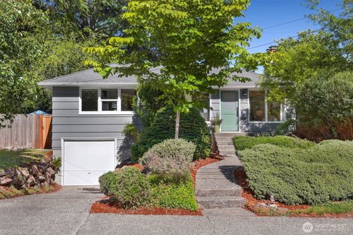 8018 40th Ave Ne, Seattle, WA, 98115-4929 | Card Image