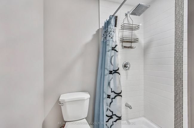 24 Diamond Crt, House other with 5 bedrooms, 3 bathrooms and 4 parking in Hamilton ON | Image 32