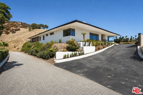 1682 Larco Way, Glendale, CA, 91202-1341 | Card Image