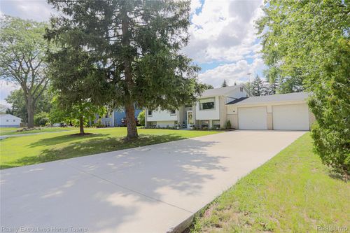 2687 Los Angeles Dr, Wolverine Lake, MI, 48390-2020 | Card Image