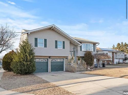 40 Valley Ct, Secaucus, NJ, 07094-3838 | Card Image