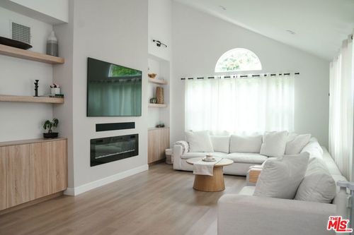 8515 Berger Ave, Playa del Rey, CA, 90293-7926 | Card Image