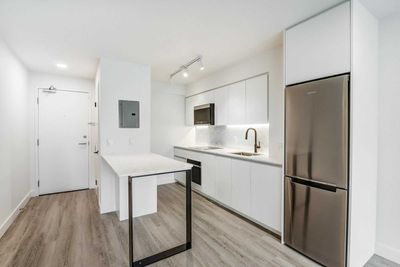 909 - 150 Roehampton Ave, Condo with 1 bedrooms, 1 bathrooms and null parking in Toronto ON | Image 2